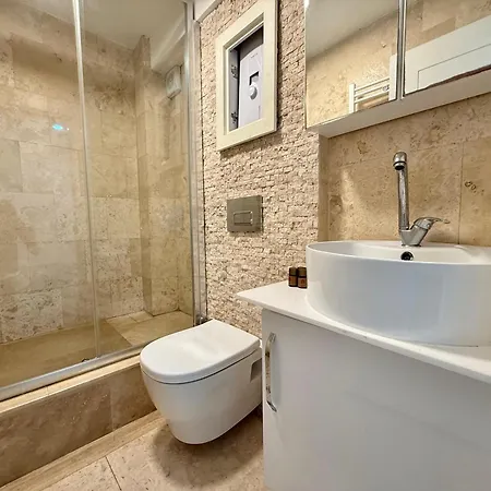 Merkezde Denize Sifir Plajli Ev * Bodrum