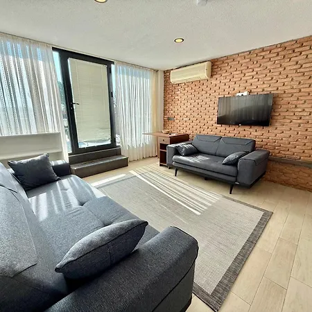 Merkezde Denize Sifir Plajli Ev