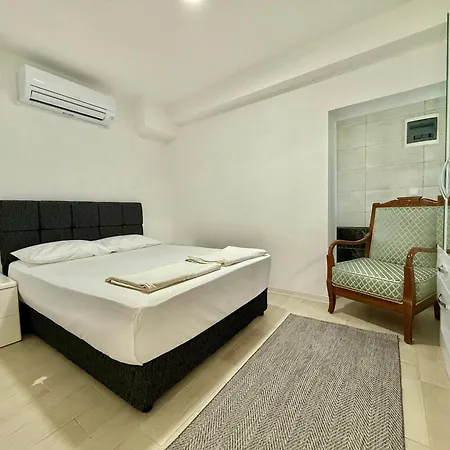 Merkezde Denize Sifir Plajli Ev * Bodrum