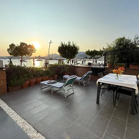 Merkezde Denize Sifir Plajli Ev Apartman *