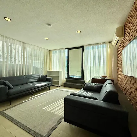 Merkezde Denize Sifir Plajli Ev *