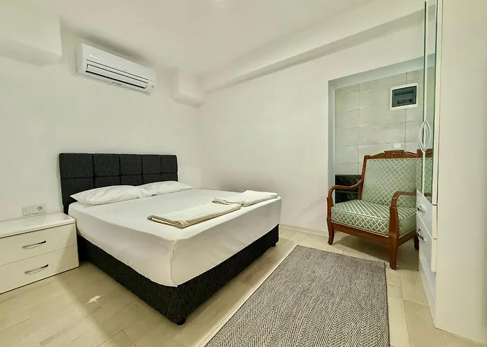 Merkezde Denize Sifir Plajli Ev * Bodrum