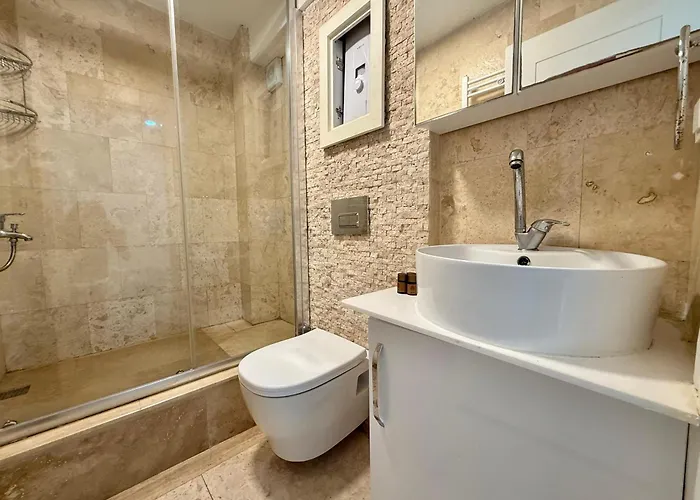 Merkezde Denize Sifir Plajli Ev * Bodrum